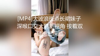 粉嫩美女和闺蜜极品美臀假屌互插，跪在地上特写，越玩越来劲，两个妹子太骚了