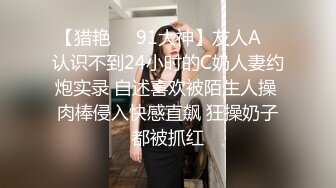 大哥的小女人露脸颜值不错，非常乖巧听话让大哥扒光了玩弄，先舔乳头再舔鸡巴和蛋蛋，无套抽插直接内射