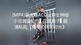 漂亮主播穿著短裙 裡面沒穿內褲就一開檔絲襪 給狼友看她的小視頻 是不是露穴誘惑