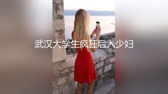 约了个酒店前台在卫生间偷情。男：把屁股撅起来，把门打开，你下面水好多。  前台：对面有人啊，让人看见就不好了！