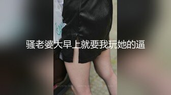 地攤上買東西的極品肥白大屁股美女,丁字褲太小半個陰唇都快露出來了