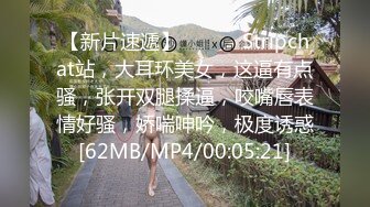 给狼友叫爸爸的极品骚货，全程露脸黑丝情趣互动撩骚狼友，口交假鸡巴都流口水，玩弄骚穴听指挥，表情好骚啊