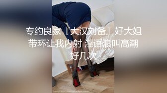 风骚熟女和一帮老男人KTV 秀口活，直接站上桌子就吃鸡巴，旁边还有小哥偷笑！