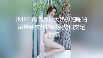 大奶骚妈带着女儿一起直播，全程露脸淫声荡当，撅着屁股用道具插菊花，吃奶玩逼自慰特写展示，听狼友指挥