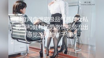 风骚的大奶少妇玩3P，让两个男人一起吃奶子好骚，嘴里同时含两根鸡巴舔弄，前插后入占满两个骚洞好不刺激