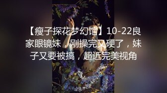 良家小阿姨全程露脸跟狼友互动撩骚，在狼友的指挥下脱光了诱惑狼友，揉捏骚奶子互动骚逼看特写刮逼毛真刺激