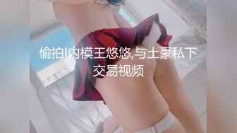 厕所盗摄，满满少妇味道，黑色长裙，来大姨妈，经血随着尿液往下流！