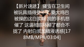 火辣性感风CD小薰 时尚打扮出街露出，大鸡巴硬起来挂在牛仔裤外面 这种露出方式好刺激呀，回到走廊夹腿高潮！！