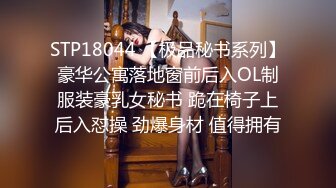 情趣酒店胸前纹身社会哥带漂亮小女友操逼进来就脱掉衣服