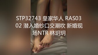 很有骚劲的小少妇，开档黑丝媚眼如丝完美好身材激情大秀，用力抓着奶子道具抽插骚逼自己抠逼，高潮喷水不断