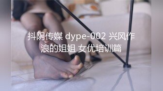 [MP4/ 574M] 00后小姐妹在床上一起伺候小哥，交大鸡巴舔乳头，互相抚慰玩弄骚穴和奶子