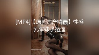 和纯情眼镜女友晚上出来散步，太晚啦哄了好久才不回学校，在桥头小心翼翼地脱下裤子掏出鸡巴让女友吃！