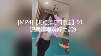 喝尿的骚女人让小哥各种玩弄，全程露脸大奶子大屁股，深喉大鸡巴，让小哥无套爆草蝴蝶骚穴，直接内射中出