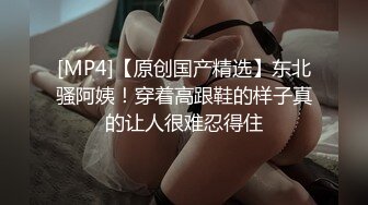 游乐场女厕全景偷拍三位女网红直播打卡 关注她后去她朋友圈扒她生活照 (3)