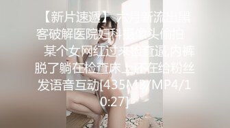 四眼哪里的这么好的福气，如此漂亮的女友 还穿上JK制服，先让他舔个够，晚上打一炮，第二天上午再来一炮