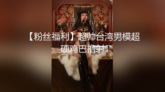 【如充气娃娃一般超粉美穴】水晶假屌深插，无毛小穴嫩的出水，放在桌子上屁股套弄，水声哗哗好长好爽，浪叫呻吟喷水