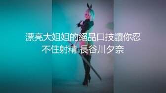 吊带裙美女斜腿挑盲盒！弯腰白内怼镜头！