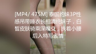 和闺蜜3女1男一起玩，一起翘着屁股玩弄大黑牛震动肥逼，很是诱惑喜欢不要错过