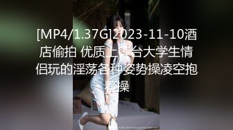 [MP4/ 951M] 长相清纯娇小身材嫩妹足球宝贝装品牌，脱掉衣服翘起屁股露肥逼，深喉交后入抽插摸阴蒂