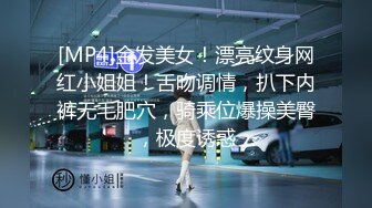 《极品CP☀️魔手外购》原版4K热闹商场女厕偸拍超多小姐姐方便，能看脸又能看壁，半蹲式撅个大腚双洞粉嫩过瘾极了 (10)