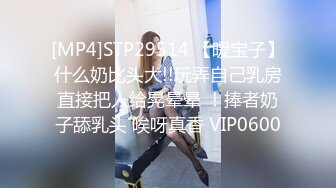 颜值区极品美女下播前给大家小秀一波，镜头拿到下面没穿内裤，掰开极品粉穴特写，掏出白嫩美乳揉捏真粉嫩