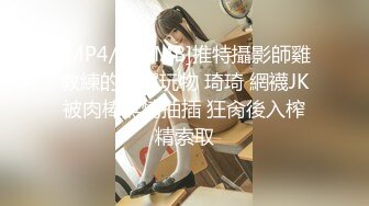 抄底高颜值气质美女 齐逼百皱裙还穿着骚内丁 跟着欣赏真是一种享受