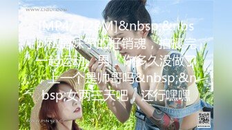 长发熟女级别的美少妇，露脸公厕里面直播大黑牛自慰