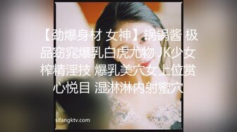 写字楼女厕白T恤黑紧身裤长发美妞 鲜肥的无毛馒头穴馋得流口水