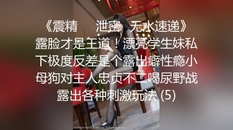 商场女厕连拍两位漂亮的小美女，好担心白衣妹把黑木耳扯下来