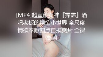 逼毛刮得很干净的淫骚少妇勾引光头佬在摩托车上啪啪搞完还未满足用香蕉插插