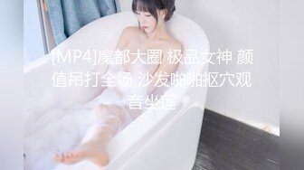 酒店女厕近距离偷窥美女服务员会呼吸的小嫩鲍