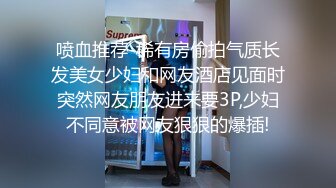 颜值不错清秀小姐姐穿着白衣牛仔裤，坐沙发上揉捏她