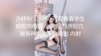 女孩一边用舌头舔乳头，一边摩擦坚硬的阴茎