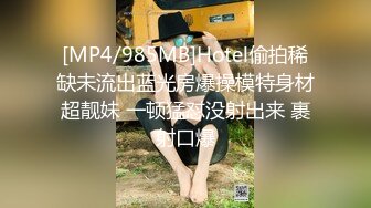 苗条小姐姐和女同闺蜜双女秀，69骑脸互舔骚逼，跳蛋震穴，穿戴假屌操逼