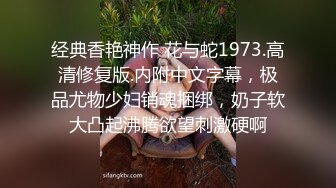 街拍 高挑美女憋不住路边小解