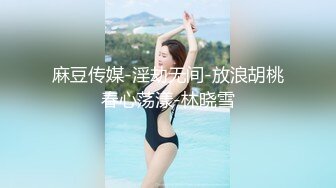 [MP4/ 769M] 金发双胞胎眼镜姐妹花双人自慰诱惑，翘起双腿掰穴特写自摸揉搓，翘起屁股扭动震动棒摩擦