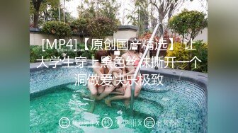 《极品CP魔手外购》潜入女厕赤裸裸拍脸拍逼各种美女小姐姐方便~有惊喜小妹子看黄片疯狂紫薇这手法没少自己玩 (9)